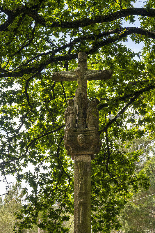 十字架，与耶稣基督的石头十字架，在西班牙加利西亚的Terra Cha Lugo地区的Lugar da Feira